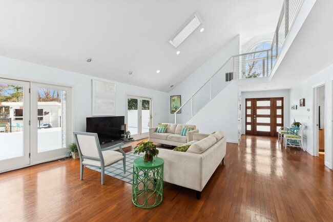 11 Midhampton Ct in Quogue, NY - Foto de edificio - Building Photo