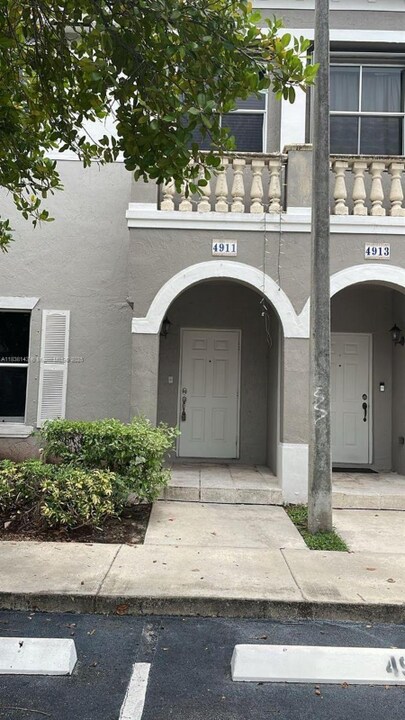 4911 SW 140th Terrace in Miramar, FL - Building Photo