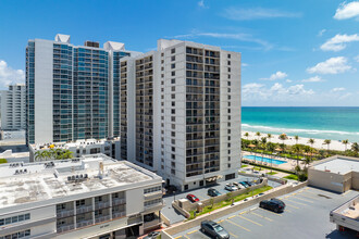 Oceanfront Plaza in Miami Beach, FL - Building Photo - Building Photo