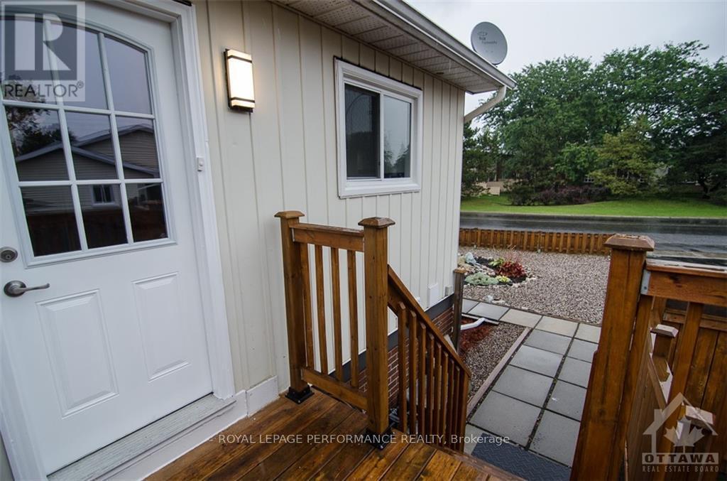 111 Dalehurst Dr in Ottawa, ON - Building Photo