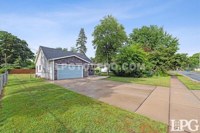 7044 Springfield Dr in Holland, OH - Foto de edificio - Building Photo