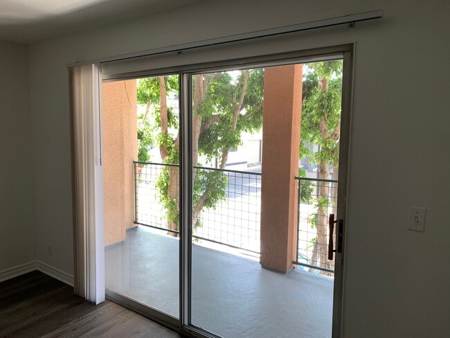 1200 Mansfield N Ave, Unit 104 in Los Angeles, CA - Foto de edificio - Building Photo
