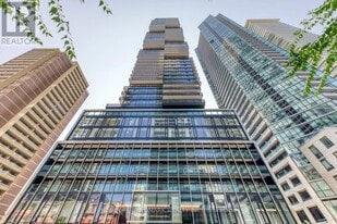 55 Charles St E in Toronto, ON - Building Photo