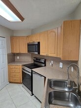 6272 NW 186th St in Hialeah, FL - Building Photo - Building Photo