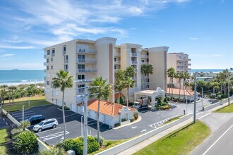 OCEAN OASIS in Cocoa Beach, FL - Foto de edificio - Building Photo