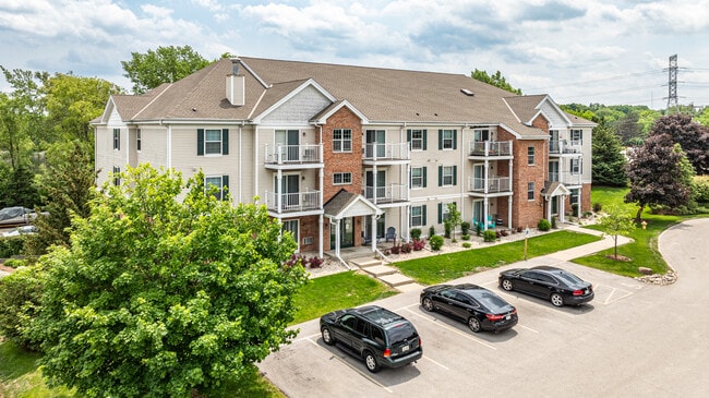 Wildflower Place Apartments in Waukesha, WI - Foto de edificio - Building Photo