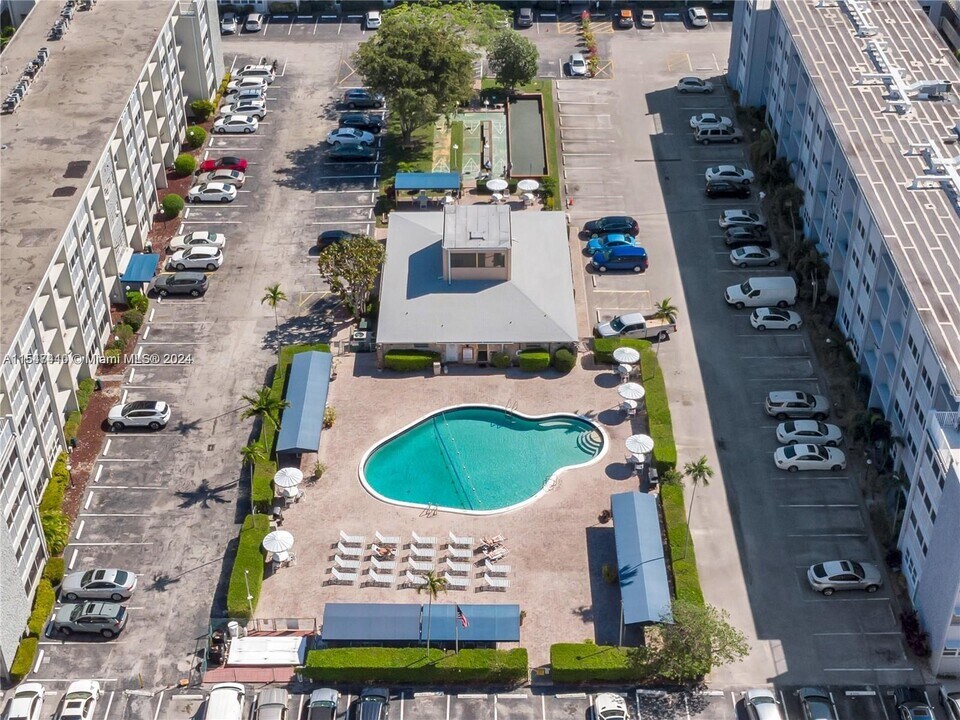 215 SE 3rd Ave, Unit 407B in Hallandale Beach, FL - Foto de edificio