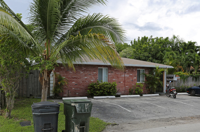 1352 Holly Heights Dr in Fort Lauderdale, FL - Building Photo - Building Photo