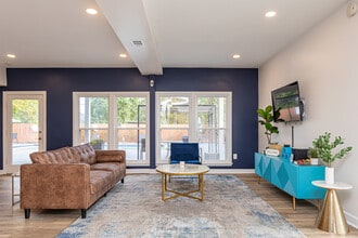 5 East Apartments in Baton Rouge, LA - Foto de edificio - Interior Photo