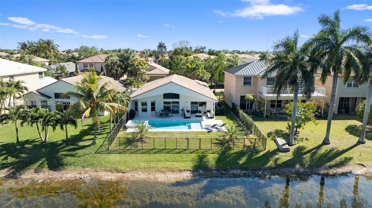18061 SW 33rd St in Miramar, FL - Foto de edificio