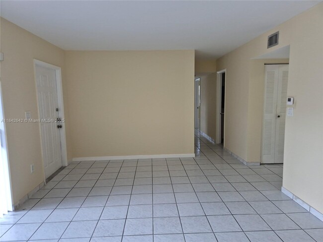 18350 Mediterranean Blvd in Hialeah, FL - Building Photo - Building Photo