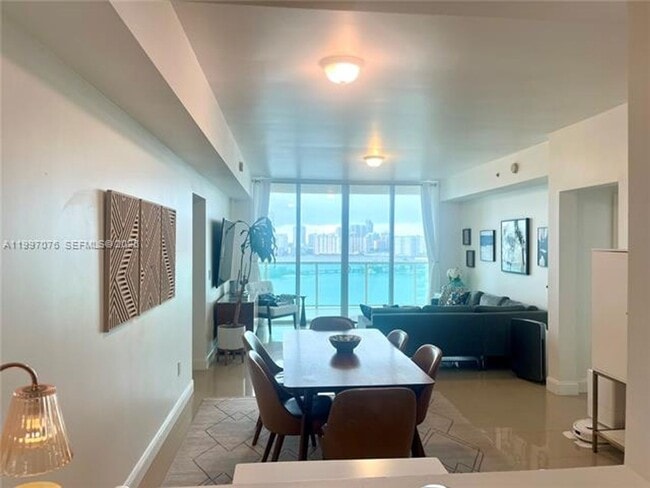 3330 NE 190th St in Aventura, FL - Foto de edificio - Building Photo