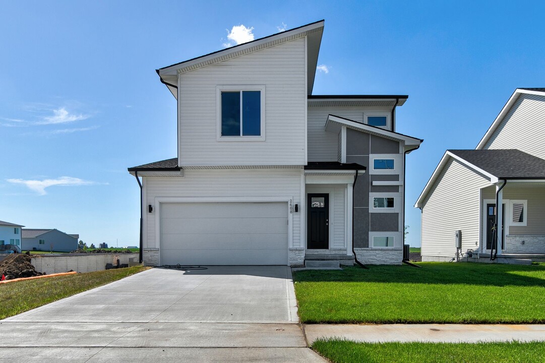 2408 Paine St NE in Bondurant, IA - Foto de edificio