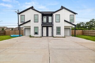 8534 Woodlyn Rd in Houston, TX - Building Photo