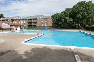 Colchester Towne in Alexandria, VA - Building Photo - Building Photo