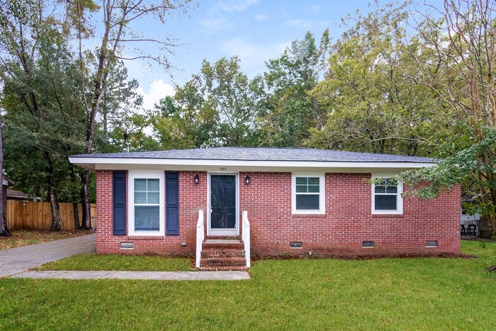 305 Laurel Ave in Goose Creek, SC - Foto de edificio
