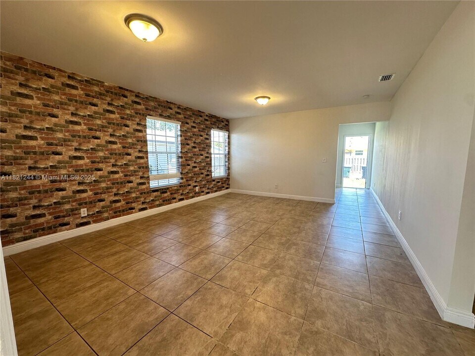 2235 Farragut St in Hollywood, FL - Building Photo