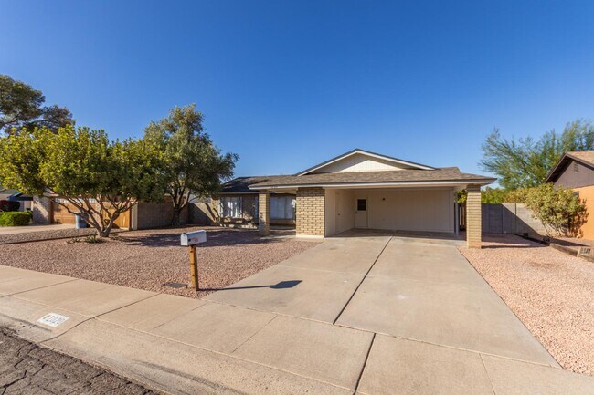 property at 1020 W Santa Cruz Dr