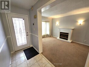 2425 Headon Forest Dr in Burlington, ON - Building Photo - Building Photo