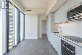 8 Cumberland St in Toronto, ON - Building Photo - Building Photo