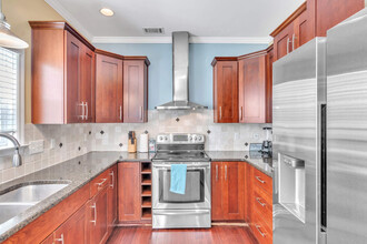 121 Kings Ct in Savannah, GA - Building Photo - Building Photo