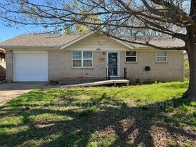 704 N Gale Ave in Moore, OK - Building Photo