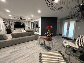 11240 NW 43rd St in Coral Springs, FL - Building Photo