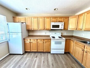 219 W Dixie Hwy in Dania Beach, FL - Building Photo - Building Photo