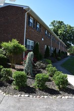 Elon Place Apartments in Elon, NC - Foto de edificio - Building Photo