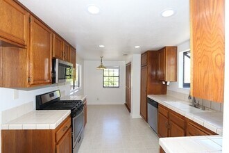 13731 Seagate Dr in San Leandro, CA - Building Photo - Building Photo