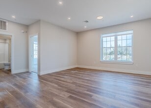 18 Sullivan St in Berwick, ME - Building Photo - Building Photo