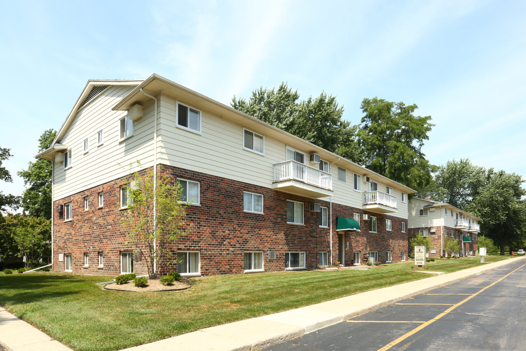 Eastlawn Arms Apartments in Midland, MI | ApartmentHomeLiving.com