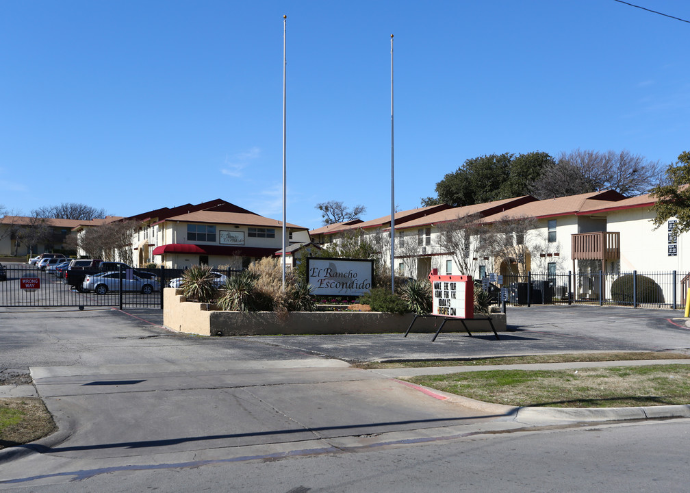 El Rancho Escondido Apartments in Fort Worth, TX - Foto de edificio