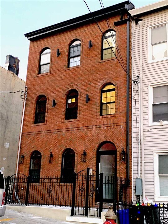 12 Ivy Pl-Unit -1 in Jersey City, NJ - Building Photo