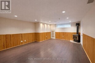 1602 Coram Crescent in Mississauga, ON - Building Photo