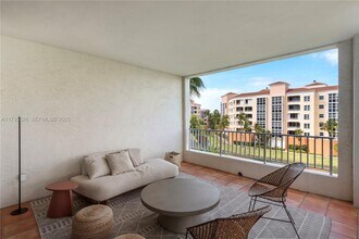 705 Crandon Blvd in Key Biscayne, FL - Building Photo - Building Photo