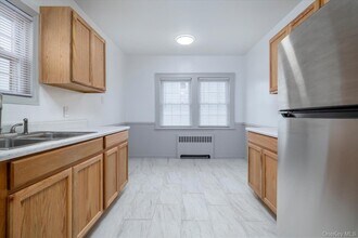 21 Twin Lawns Ave in Hicksville, NY - Foto de edificio - Building Photo