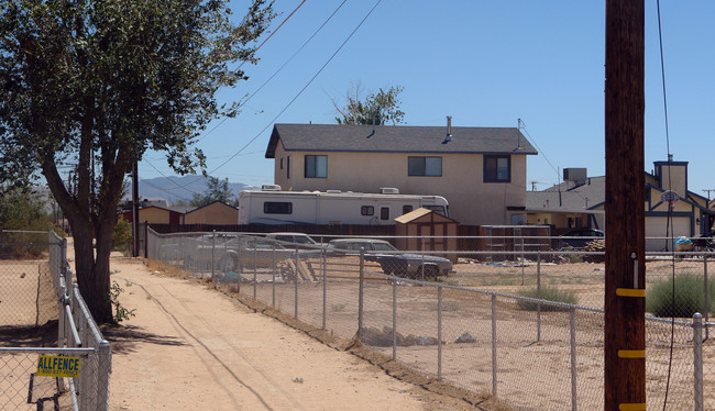 13017 Kiowa Rd in Apple Valley, CA - Foto de edificio - Building Photo