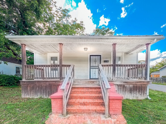 property at 1102 Custer St