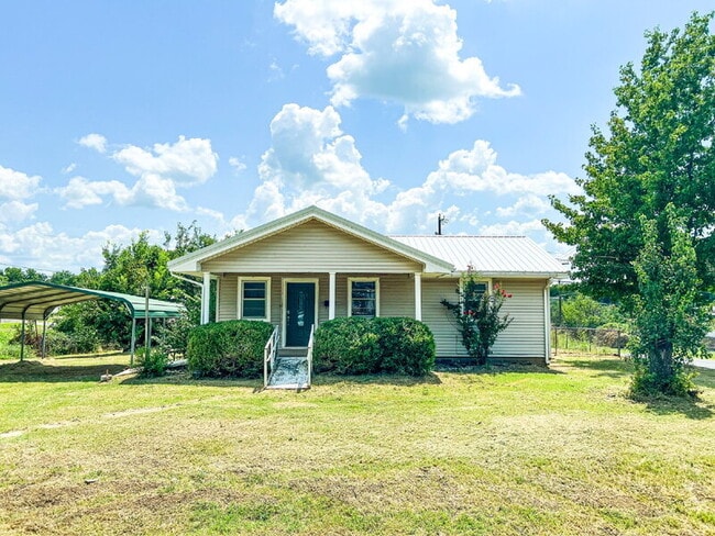 property at 817 W Walnut St