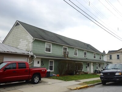 58-76 W Constitution Ave in Spring Grove, PA - Foto de edificio