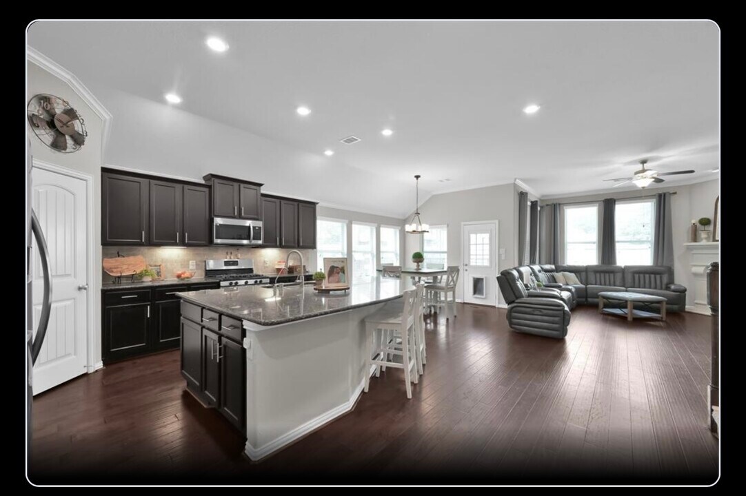 138 Verismo Ct in Montgomery, TX - Foto de edificio