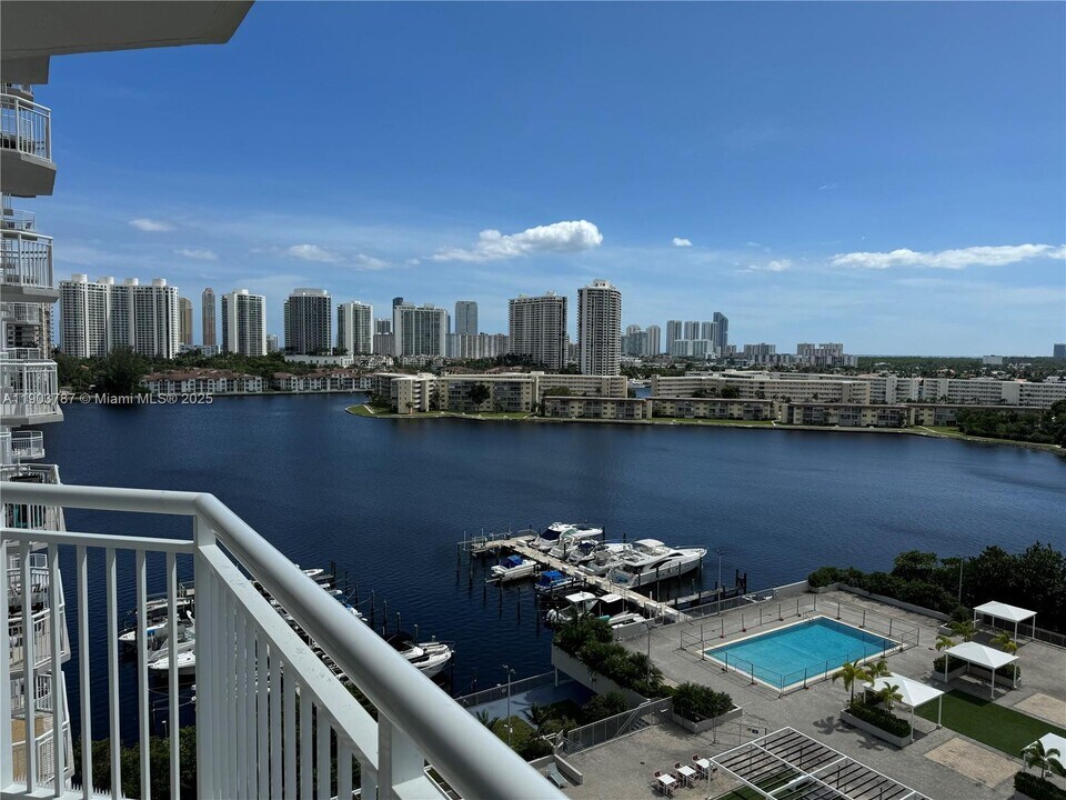 18061 Biscayne Blvd in Aventura, FL - Building Photo