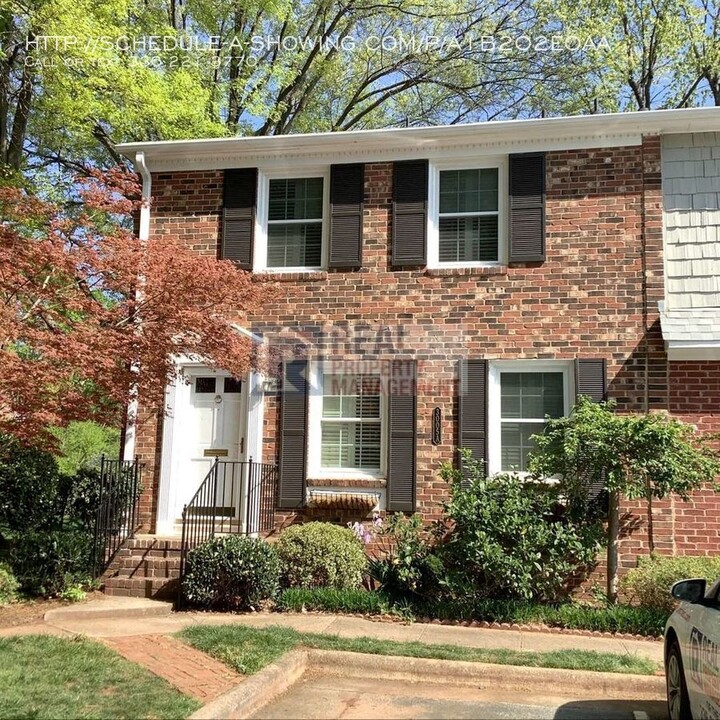 3005 Patriot Ct-Unit -Unit A in Greensboro, NC - Foto de edificio