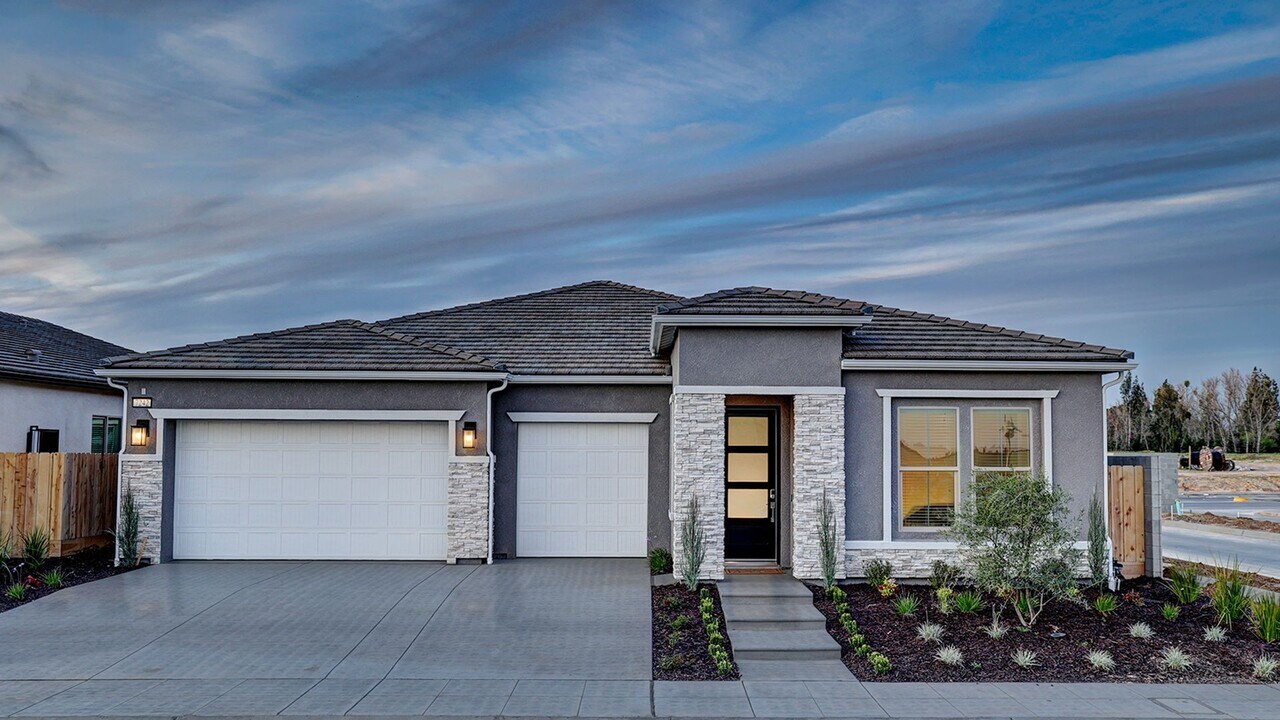 7242 W Ashcroft Ave in Fresno, CA - Building Photo