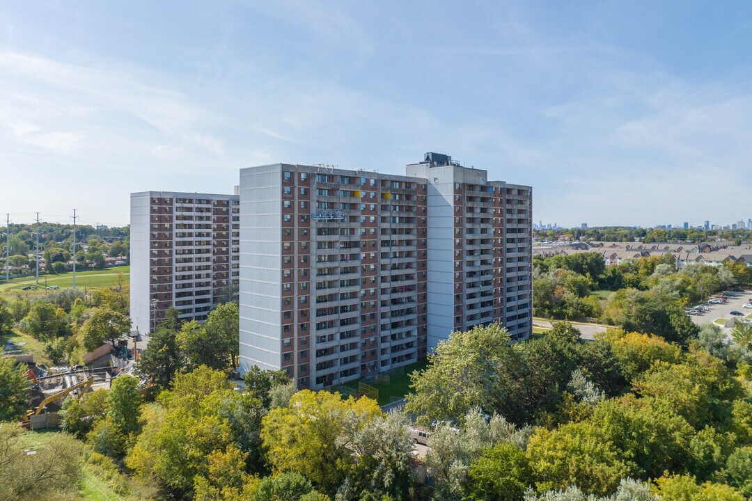 100 Prudential Dr in Toronto, ON - Building Photo