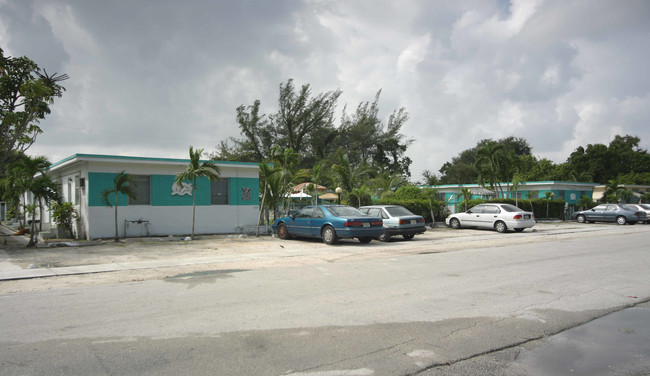 1272-1298 NE 128th St in North Miami, FL - Foto de edificio - Building Photo