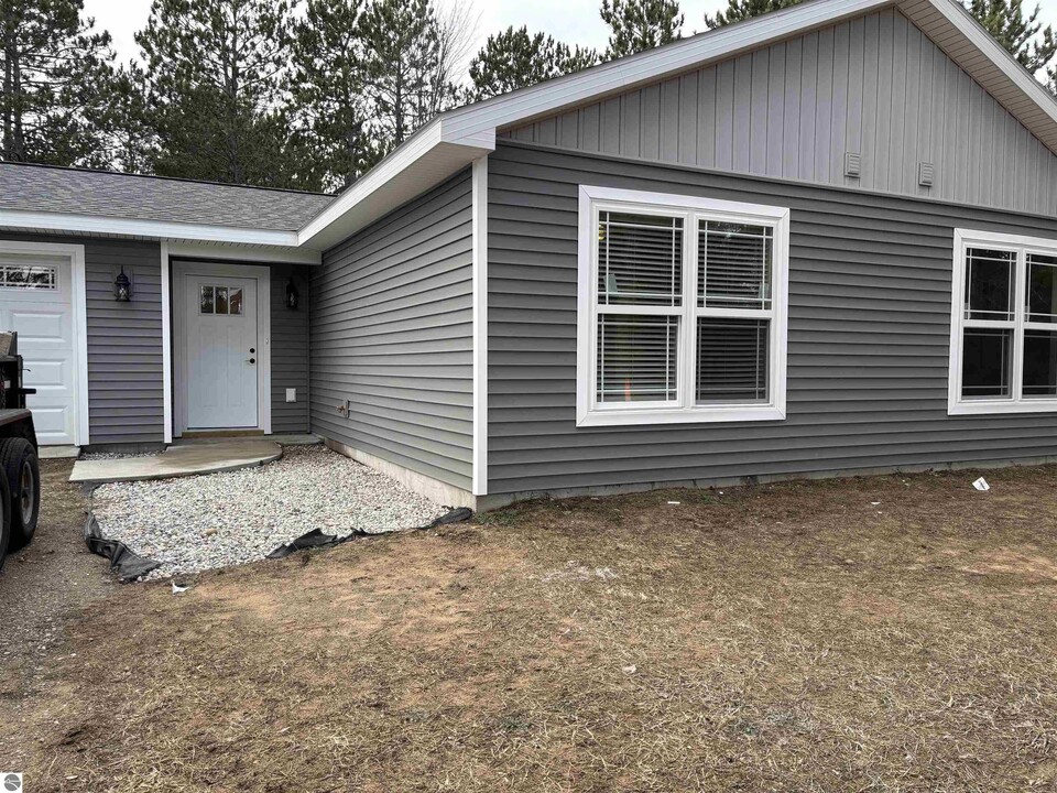 10200 Summit City Rd in Kingsley, MI - Building Photo