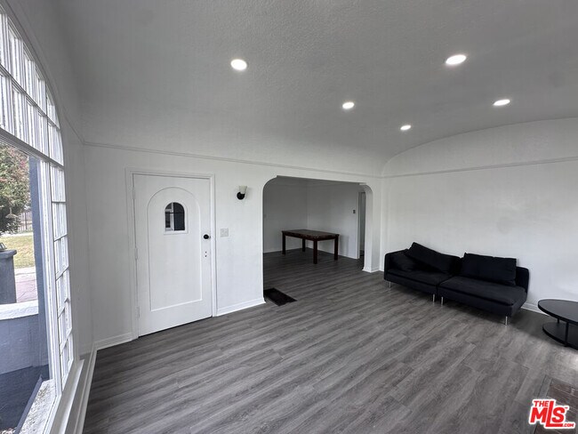 1116 W 64th St in Los Angeles, CA - Foto de edificio - Building Photo