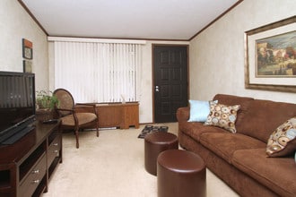 Cedargate Apartments in Waterford, MI - Foto de edificio - Interior Photo